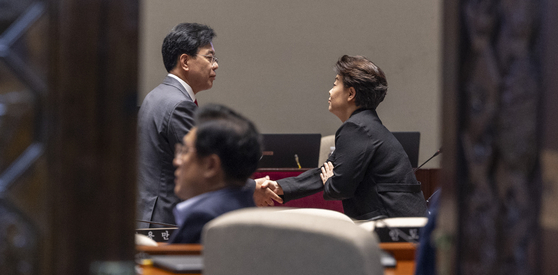 국민의힘 송언석 비상대책위원장 겸 원내대표(왼쪽)와 윤희숙 혁신위원장이 23일 국회 본회의 직후 열린 의원총회에서 만나 악수하고 있다. [연합뉴스]