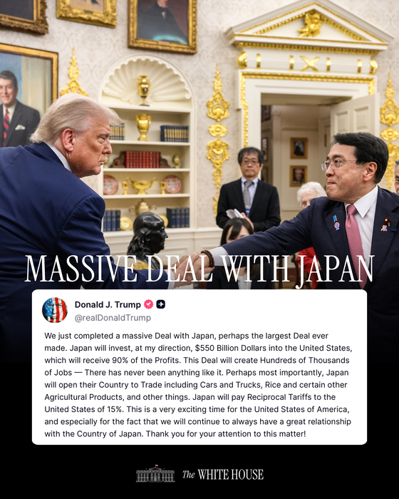 도널드 트럼프 미국 대통령(왼쪽)이 22일(현지시간) 백악관 집무실(오벌 오피스)에서 일본의 관세 협상 총괄인 아카자와 료세이 경제재정ㆍ재생상과 악수하고 있다. 사진 백악관 엑스(X) 캡처