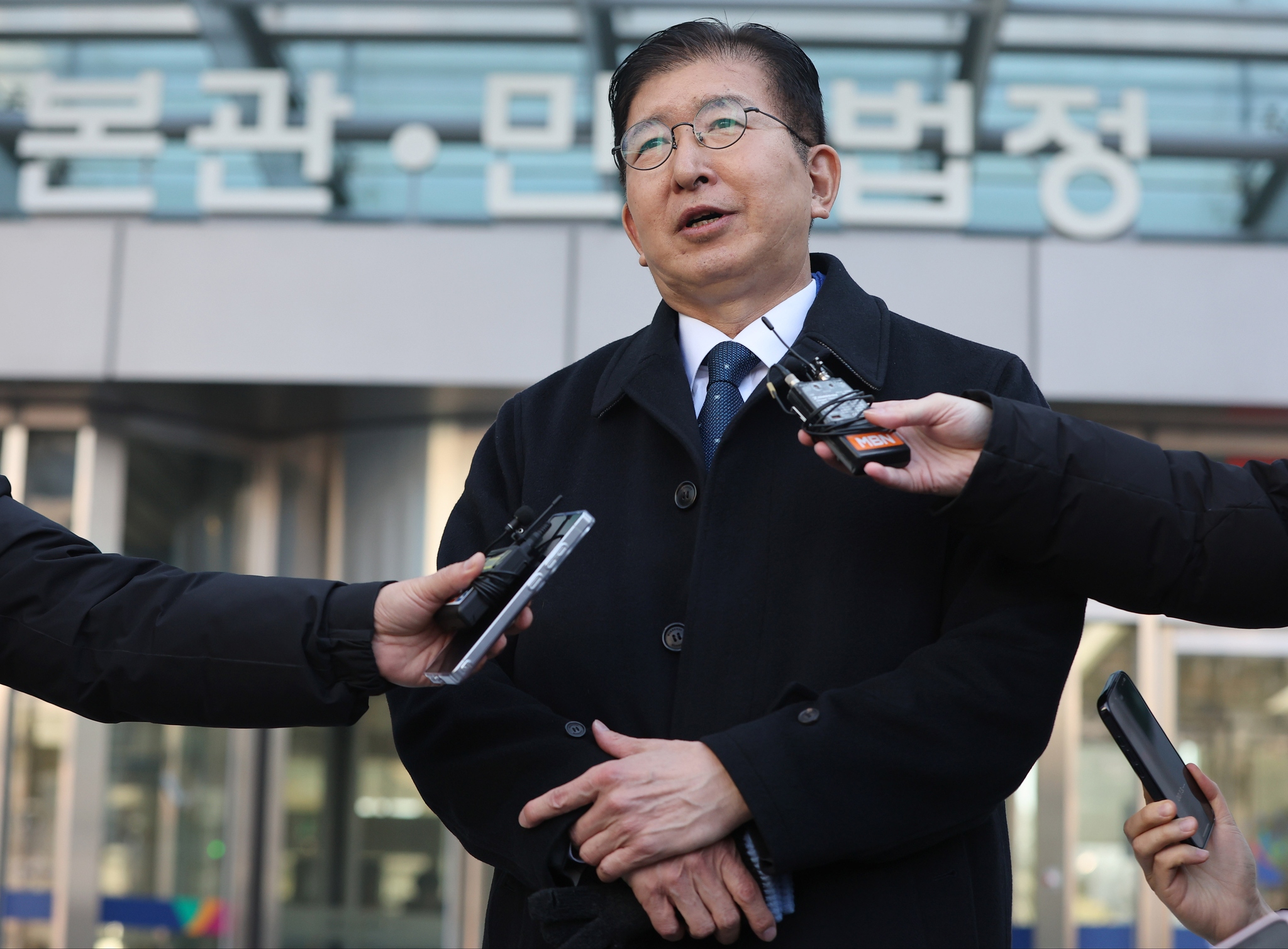 지난해 4·10 총선에서 재산을 축소 신고한 혐의로 재판에 넘겨진 더불어민주당 이상식 의원이 19일 오후 1심 선고 공판을 마친 뒤 수원지법 청사를 빠져나와 취재진에게 입장을 밝히고 있다. 연합뉴스