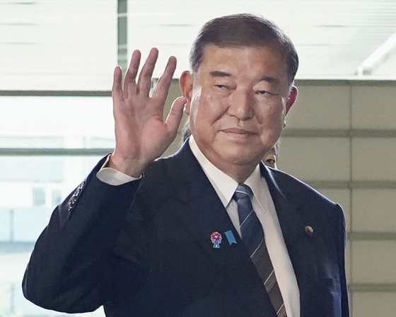 미국과 일본의 무역협상이 타결된 23일 이시바 시게루 일본 총리가 도쿄 총리 관저로 들어가며 손을 들어보이고 있다.   미국에 수출되는 일본산 제품의 상호 관세율은 기존에 예고했던 25%에서 10%포인트 낮아진 15%로 정해졌다. 연합뉴스