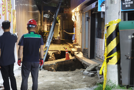 지난 23일 서울 동대문구 이문2동 복합청사 부설주차장 공사장에서 깊이 2m, 길이 5m 규모의 지반 침해가 발생했다. 이로 인해 인근 건물이 기울어졌고, 주민 36명이 대피했다. 연합뉴스