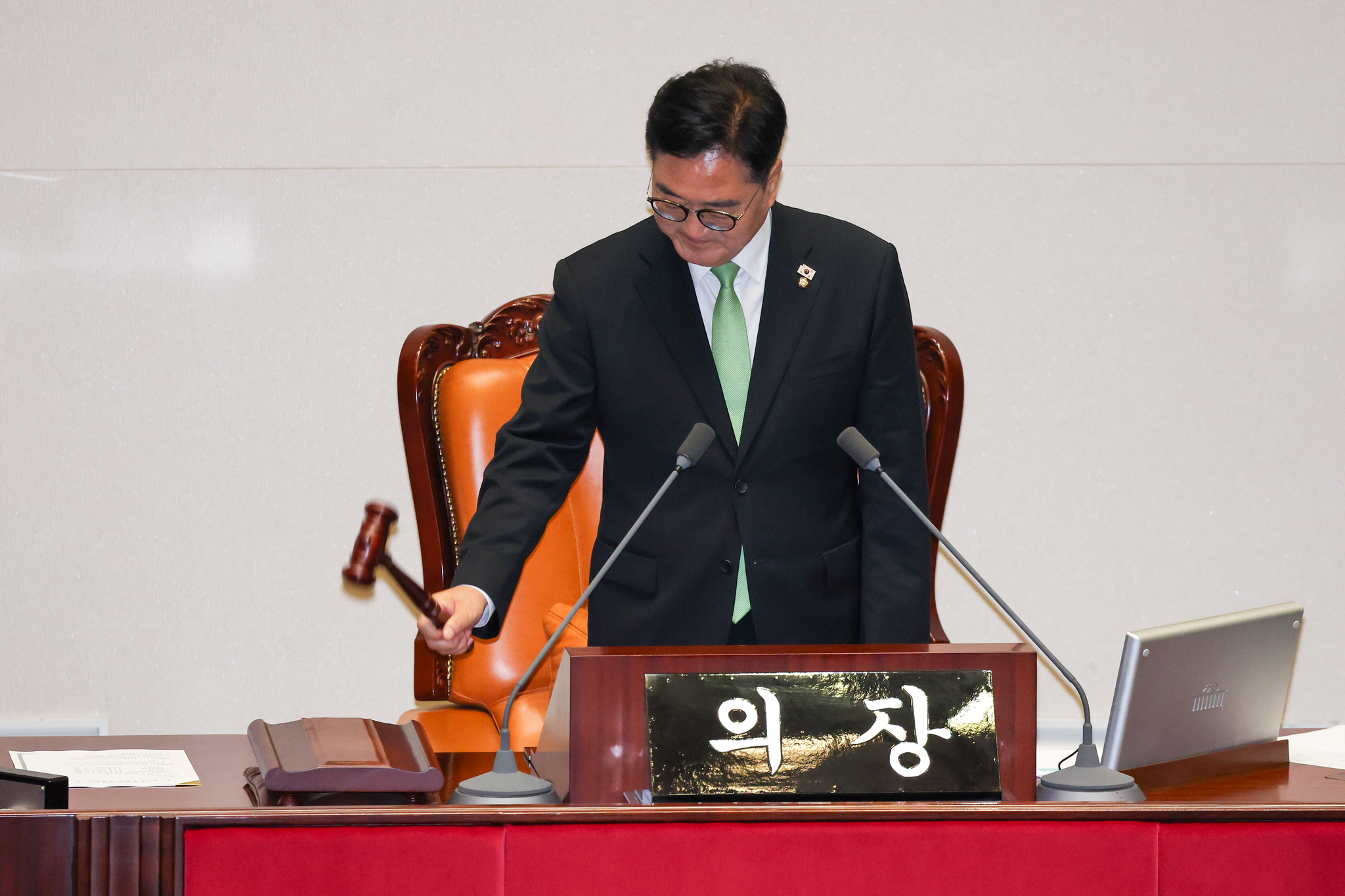 우원식 국회의장이 23일 오후 서울 여의도 국회에서 열린 제427회국회(임시회) 제2차 본회의에서 의사봉을 두드리고 있다. 뉴스1