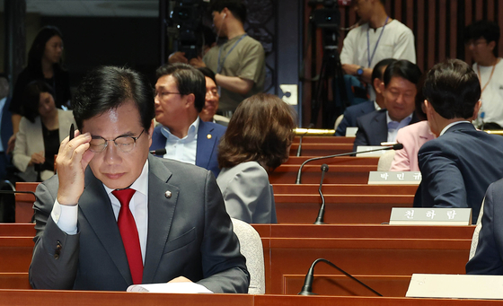 송언석 국민의힘 비상대책위원장 겸 원내대표(왼쪽)가 23일 국회에서 열린 의원총회에서 발언 자료를 살펴보고 있다. 임현동 기자
