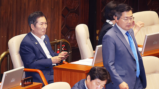  더불어민주당 정청래 당대표 후보가 23일 국회 본회의장에서 박찬대 당대표 후보를 바라보고 있다. 연합뉴스