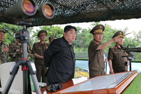 김정은 북한 국무위원장이 지난 23일 북한군 대연합부대 포병 구분대의 사격훈련 경기을 참관하는 모습. 노동신문, 뉴스1