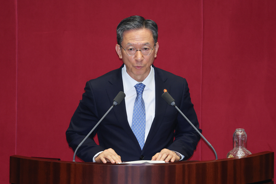 정성호 법무부 장관이 23일 오후 서울 여의도 국회에서 열린 제427회국회(임시회) 제2차 본회의에서 신임 국무위원 인사말을 하고 있다. 뉴스1