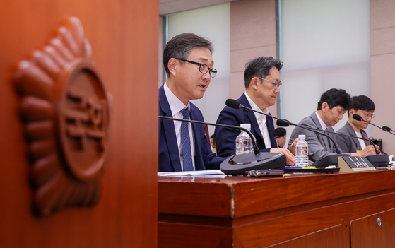 정우용 한국상장회사협의회 정책부회장이 지난 11일 오후 서울 여의도 국회 법제사법위원회 회의실에서 열린 상법 개정안 관련 공청회에서 진술하고 있다. 왼쪽부터 정 부회장, 김우찬 고려대 교수, 최준선 성균관대 법학전문대학원 명예교수, 윤태준 주주행동플랫폼 액트 소장. 뉴스1