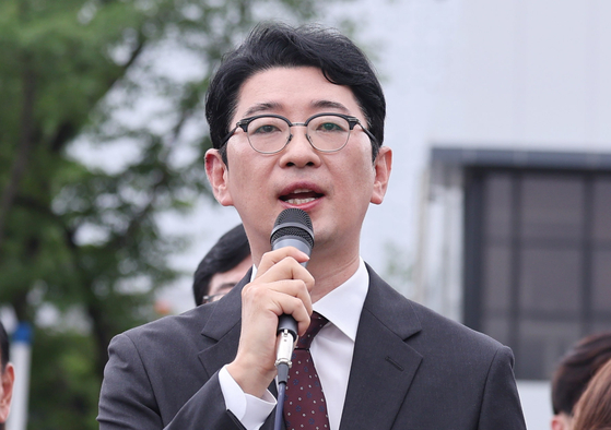 주진우 국민의힘 의원이 1일 서울 용산구 대통령실 앞에서 열린 현장 의원총회에서 김민석 국무총리 후보자 지명 철회를 촉구하고 있다. 뉴스1