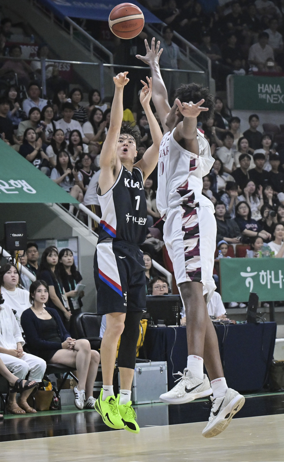 이현중(왼쪽)의 날카로운 슛은 만화 슬램덩크의 서태웅을 닮았다. 사진 대한민국농구협회