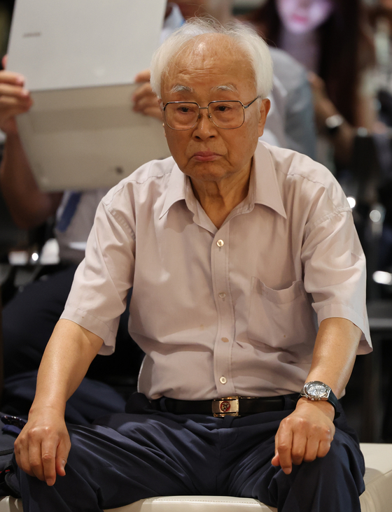 24일 서울 용산구 국립중앙박물관에서 열린 광복 80주년 특별전 '두발로 세계를 제패하다' 사전공개회에서 손기정 선생이 베를린 올림픽 우승 직후인 1936년 8월 15일에 직접 서명한 엽서 실물을 전시를 위해 공개한 허진도 씨가 참석해 있다. 연합뉴스