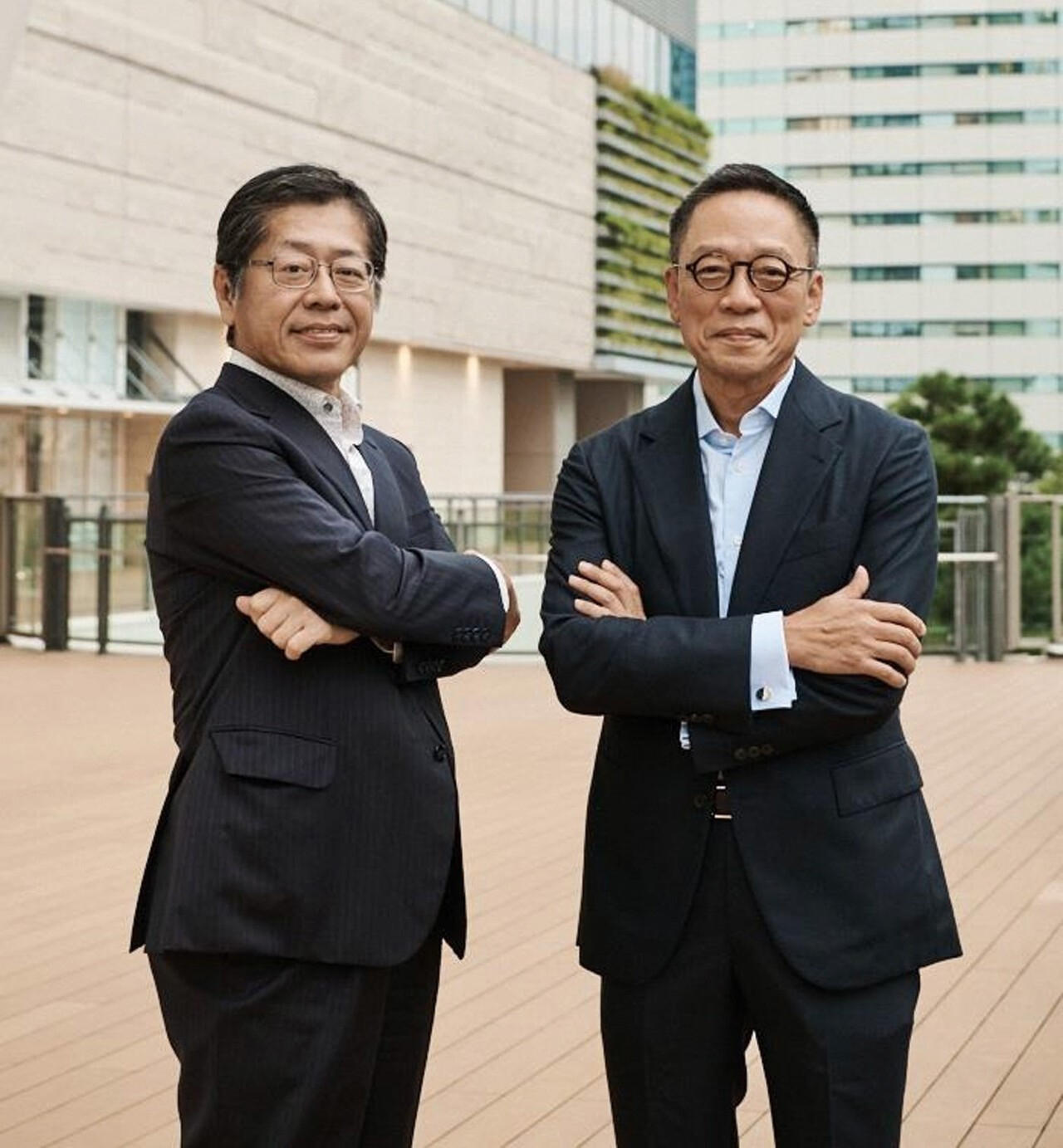 정태영(오른쪽) 현대카드 부회장은 직접 일본을 찾아가 오니시 유키히코 SMCC 사장과 만나 한국 금융권 최초의 AI 소프트웨어 수출을 확정지었다. [사진 현대카드]