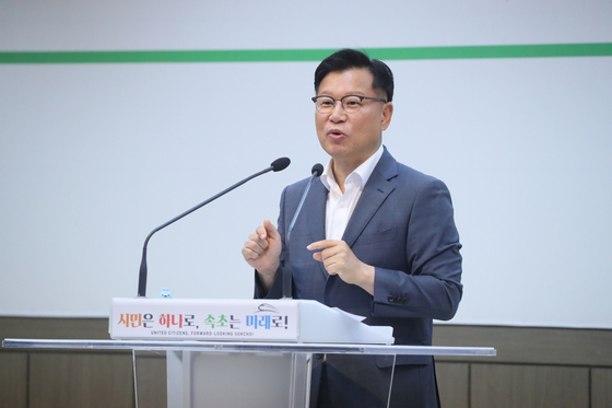 11일 강원 속초시청 대회의실에서 열린 속초시 콤팩트시티 사업 설명회에서 국민의힘 소속 이양수 의원이 지역 주민들에게 인사하고 있다. 연합뉴스