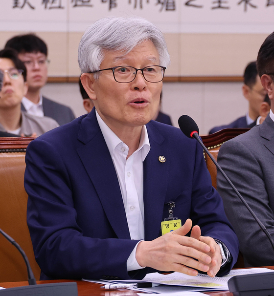 최동석 인사혁신처장이 7월 22일 국회 법사위에 출석해 의원질의에 답하고 있다. 임현동 기자