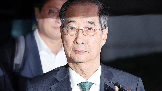 한덕수 전 국무총리가 지난 2일 서울 서초구 서울고등검찰청에 마련된 내란특검 사무실에서 조사를 받은 후 귀가하고 있다. 뉴스1