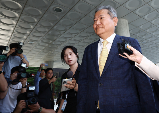이상민 행정안전부 장관이 25일 오전 서울 서초구 서울고등검찰청에 마련된 내란 특검 사무실에서 '언론사 단전·단수 의혹' 관련 피의자 조사를 받기 위해 출석하고 있다. 뉴스1