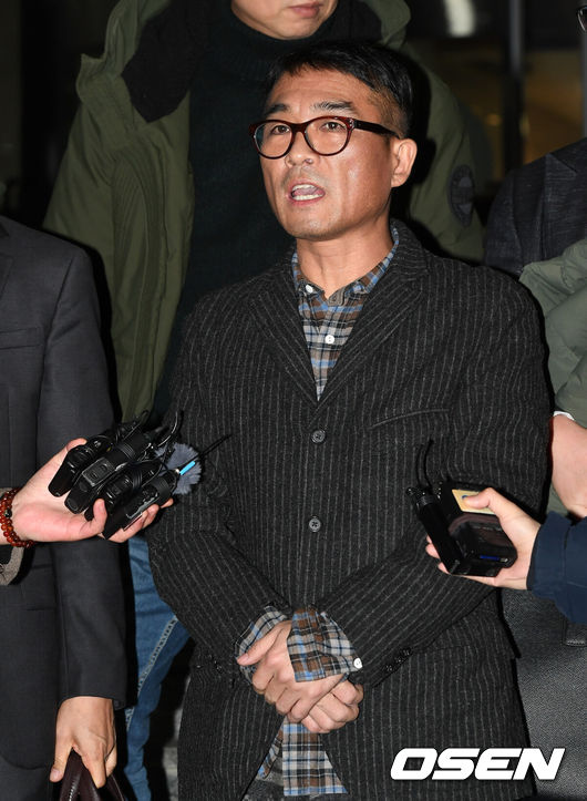 [OSEN=이대선 기자] 15일 오후 성폭행 의혹을 받는 가수 김건모(52)가 경찰 조사를 마치고 취재진과 인터뷰를 가졌다.가수 김건모가 인터뷰를 하고 있다./sunday@osen.co.kr