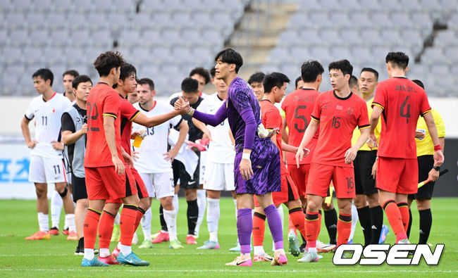 [OSEN=용인, 최규한 기자] 5일 오후 용인 미르스타디움에서 2025 동아시아축구연맹(EAFF) E-1 챔피언십(동아시안컵) 3차전 중국과 홍콩의 경기가 열렸다.이날 경기는 중국이 홍콩을 상대로 1-0 승리를 거뒀다.경기를 마치고 승리한 중국 선수들이 인사를 나누고 있다. 2025.07.15 / dreamer@osen.co.kr