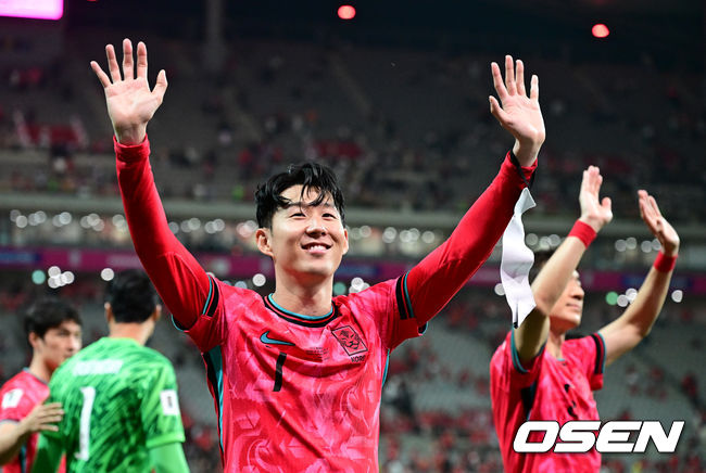 [OSEN=서울월드컵경기장, 지형준 기자] 중국이 예고했던 놀랄 일은 없었다. 한국이 무난하게 중국을 잡아내며 '공한증'역사를 이어갔다.김도훈 임시 감독이 이끄는 대한민국 축구대표팀은 11일 오후 8시 서울월드컵경기장에서 열린 2026 국제축구연맹(FIFA) 북중미 월드컵 아시아 2차 예선 C조 6차전에서 중국을 1-0으로 꺾었다.이날 승리로 한국은 위르겐 클린스만 감독, 황선홍 감독, 김도훈 감독 등 세 명의 감독으로 2차 예선을 치루면서 승점 16(5승 1무)라는 성적으로 조 1위를 확정했다.또한 3차 예선에서 아시아 랭킹 3위로 일본, 이란에 이어서 톱시드 자리를 확보하는데 성공했다.경기를 마치고 대한민국 손흥민이 팬들과 승리를 기뻐하고 있다. 2024.06.11 / jpnews@osen.co.kr