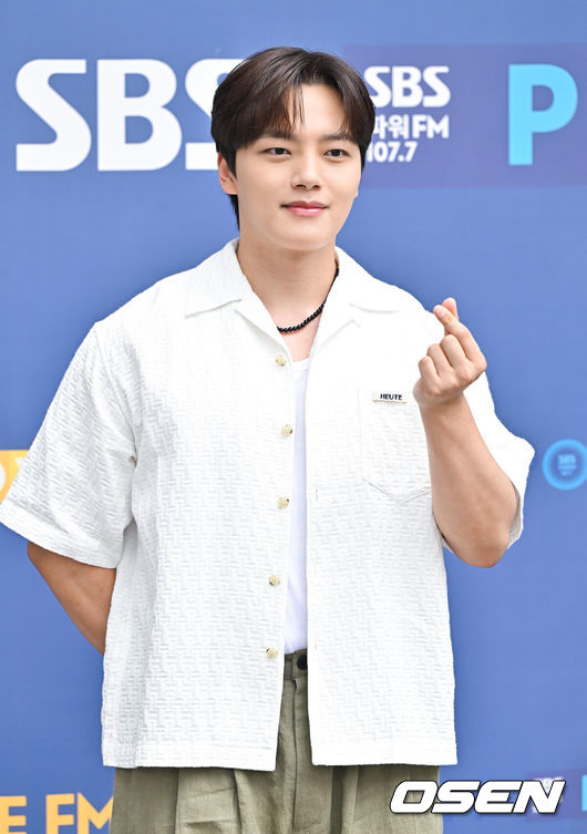 [OSEN=박준형 기자] 27일 오후 서울 목동 SBS에서 SBS 라디오 파워FM '두시탈출 컬투쇼'가 진행됐다.이날 컬투쇼에는 그룹 투어스와 배우 여진구가 출연한다.배우 여진구가 포즈를 취하고 있다.    2024.06.27 / soul1014@osen.co.kr