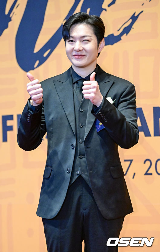 [OSEN=최규한 기자] 7일 오전 서울 장충동 신라호텔에서 ‘2025 대한민국 퍼스트브랜드 대상’ 시상식이 열렸다.이번 시상식은 매년 대규모 소비자 조사를 통해 한 해를 이끌어갈 브랜드를 선정한다. 가수 이창섭이 남성보컬/웹예능MC상을 수상한 뒤 포즈를 취하고 있다. 2025.01.07 / dreamer@osen.co.kr