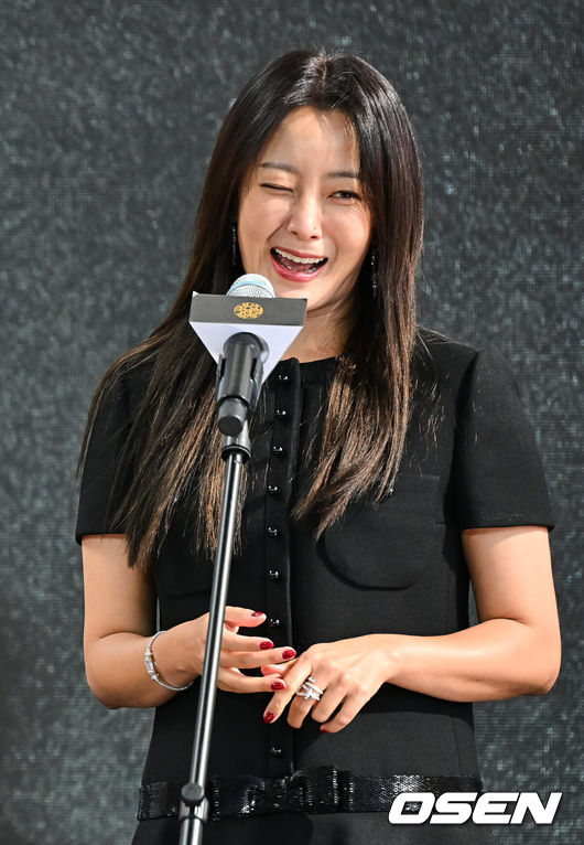 [OSEN=부산, 이석우 기자] 6일 부산 해운대구 센텀시티 영화의 전당 BIFF X GENESIS 야외무대에서 제28회 부산국제영화제 영화 ‘달짝지근해:7510' 야외무대인사가 열렸다.김희선이 팬들에게 인사를 하고 있다. 2023.10.06 / foto0307@osen.co.kr