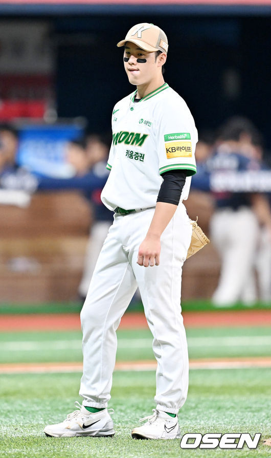 [OSEN=고척, 민경훈 기자] 24일 오후 서울 고척스카이돔에서 ‘2025 신한 SOL Bank KBO리그’ 키움 히어로즈와 롯데 자이언츠의 경기가 열렸다.이날 키움은 정현우, 롯데는 감보아를 선발로 내세웠다.5회초 1사 주자 1,3루 롯데 고승민 타석에서 키움 선발 정현우가 보크를 범해 실점한 후 아쉬워하고 있다. 2025.07.24 / rumi@osen.co.kr