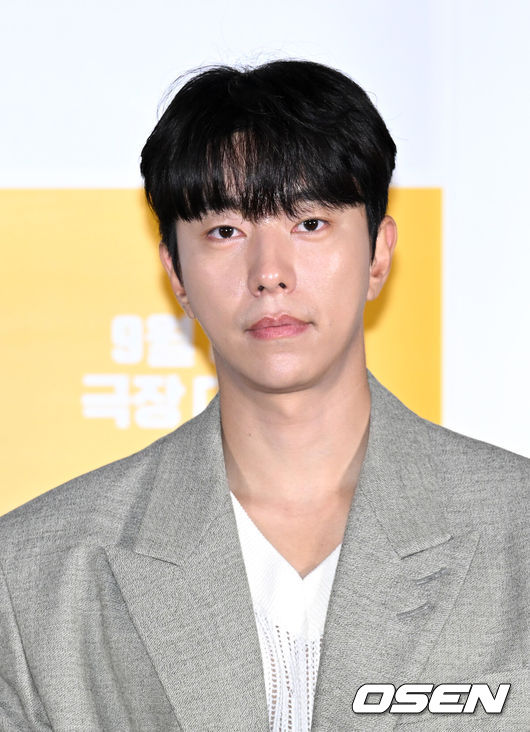 [OSEN=이대선 기자] 19일 서울 CGV 용산아이파크몰에서 영화 ‘가문의 영광: 리턴즈’ 언론시사회가 열렸다.배우 윤현민이 취재진의 질문을 듣고 있다. 2023.09.19 /sunday@osen.co.kr
