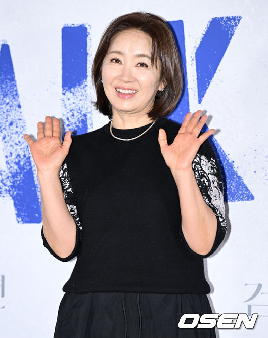 [OSEN=조은정 기자]영화 '검은 소년(감독 서정원)’ 언론배급 시사회 및 기자간담회가 30일 오후 서울 용산구 CGV용산아이파크몰에서 열렸다.배우 윤유선이 포즈를 취하고 있다. 2024.01.30 /cej@osen.co.kr
