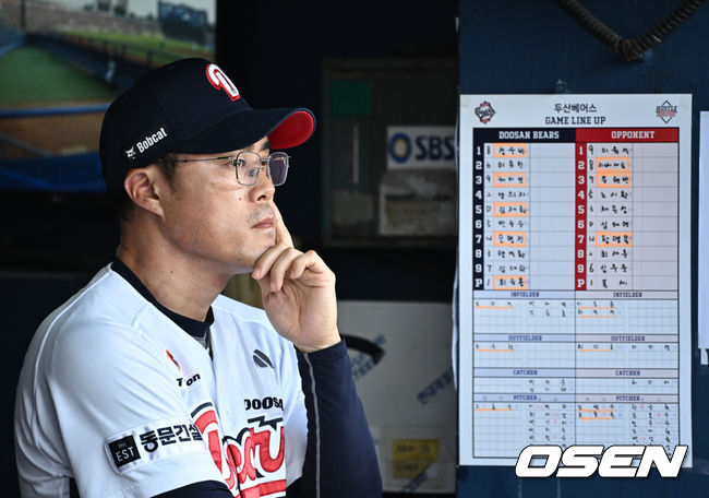 [OSEN=잠실, 조은정 기자]24일 오후 서울 잠실야구장에서 2025 신한 SOL Bank KBO리그 두산 베어스와 한화 이글스의 경기가 열렸다.이날 두산은 최승용, 한화는 폰세를 선발로 내세웠다.두산 조성환 감독대행이 경기를 지켜보고 있다. 2025.07.24 /cej@osen.co.kr