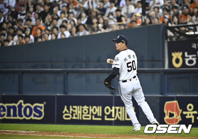 [OSEN=잠실, 조은정 기자]24일 오후 서울 잠실야구장에서 2025 신한 SOL Bank KBO리그 두산 베어스와 한화 이글스의 경기가 열렸다.이날 두산은 최승용, 한화는 폰세를 선발로 내세웠다.8회초 1사 1,2루 한화 황영묵 내야안타에 타구를 잡은 두산 투수 이영하가 1루가 비어 공을 던지지 못하고 있다. 2025.07.24 /cej@osen.co.kr