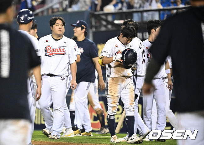 [OSEN=잠실, 조은정 기자]한화 이글스와 두산 베어스가연장 접전 끝 승부를 가리지 못했다.프로야구 한화 이글스는 24일 서울 잠실구장에서 열린 2025 신한 SOL뱅크 KBO리그 두산 베어스와의 시즌 12차전에서 연장 11회 끝 4-4 무승부를 거뒀다.연장 11회말 2사 1, 2루에서 땅볼로 물러난 두산 정수빈이 아쉬워하고 있다. 2025.07.24 /cej@osen.co.kr