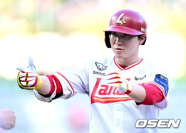[OSEN=인천, 최규한 기자] 10일 인천 SSG랜더스필드에서 ‘2025 신한 SOL Bank KBO리그’ SSG 랜더스와 KT 위즈의 경기가 열렸다.홈팀 SSG는 드류 앤더슨, 방문팀 KT는 고영표를 선발로 내세웠다.2회말 2사 2루 상황 SSG 박성한이 달아나는 1타점 적시타를 날리고 1루에 안착해 기뻐하고 있다. 2025.07.10 / dreamer@osen.co.kr