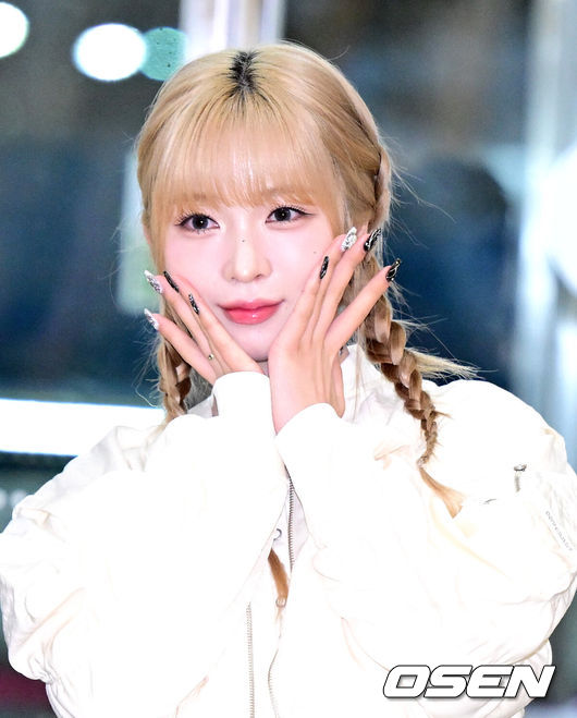 [OSEN=김포공항, 최규한 기자] 걸그룹 빌리가 24일 오전 일본에서 열리는 'Kstyle PARTY' 페스티벌 참석을 위해 김포공항을 통해 출국했다.빌리 하루나가 출국하며 포즈를 취하고 있다. 2024.02.24 / dreamer@osen.co.kr