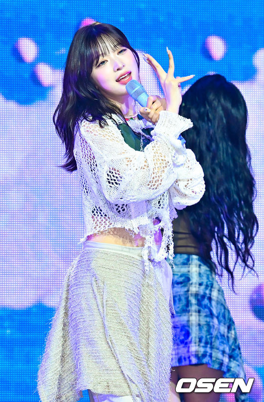 [OSEN=민경훈 기자] 빌리(Billlie) 미니 5집 'appendix: Of All We Have Lost(어펜딕스: 오브 올 위 해브 로스트)' 발매 기념 쇼케이스가 16일 오후 서울 한남동 블루스퀘어 마스터카드홀에서 열렸다.빌리는 이번 앨범을 통해 아이유가 작사에 참여한 '기억사탕'과 프리 릴리즈 싱글 'trampoline'으로 데뷔 첫 더블 타이틀을 선보인다.빌리 하루나가 화려한 무대를 선보이고 있다. 2024.10.16 / rumi@osen.co.kr