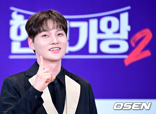[OSEN=최규한 기자] 12일 오후 서울 상암동 누리꿈스퀘어 비즈니스타워에서 MBN '현역가왕2' 종영기념 기자간담회가 열렸다.'현역가왕2’는 박서진이 총점4574점을 기록하며 최종 우승을 차지했다. 이어 진해성-에녹-신승태-김준수-최수호-강문경이 차례로 톱7을 완성했다.가수 박서진이 포토타임을 하고 있다. 2025.03.12 / dreamer@osen.co.kr