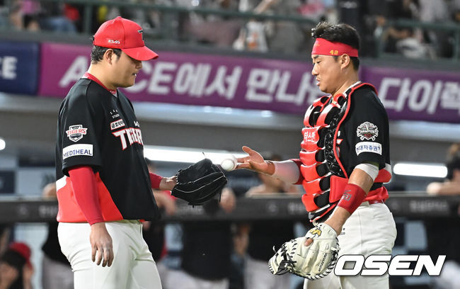 [OSEN=부산, 이석우 기자] 25일 부산 사직야구장에서 2025 신한 SOL 뱅크 KBO 리그 롯데 자이언츠와 KIA 타이거즈의 경기가 열렸다. 홈팀 롯데는 데이비슨이, 방문팀 KIA는 김건국이 선발 출전했다.KIA 타이거즈 조상우가 7회말 2사 2,3루 롯데 자이언츠 한태양에게 중견수 왼쪽 2타점 안타를 맞고 아쉬워하고 있다. 2025.07.25 / foto0307@osen.co.kr