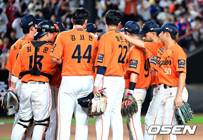 [OSEN=대전, 최규한 기자] 프로야구 한화가 대전 홈에서 다시 승전보를 울렸다.한화는 25일 대전 한화생명볼파크에서 열린 2025 신한 SOL Bank KBO리그 SSG 랜더스와의 홈경기를 4-0으로 승리했다.후반기 대전 홈에서 첫 경기를 이긴 한화는 올해 홈경기 29승13패2무(승률 .690)로 7할에 가까운 승률을 기록 중이다. 원정경기(28승21패1무 승률 .571)보다 월등히 좋은 성적이다.선발 라이언 와이스가 7이닝 3피안타 2볼넷 10탈삼진 무실점 호투로 부활을 알렸다. 시즌 11승째. 타선에서는 문현빈이 3안타, 황영묵과 채은성이 2안타씩 고르게 치며 공격을 이끌었다.경기를 마치고 승리한 한화 선수들이 인사를 나누고있다. 2025.07.25 / dreamer@osen.co.kr