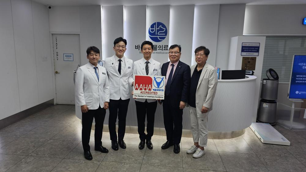왼쪽부터 대구24시바른동물의료센터(이정석 원장, 이세원 원장, 임창규 원장), 대한수의사회 허주형 회장, 대구시수의사회 박준서 회장