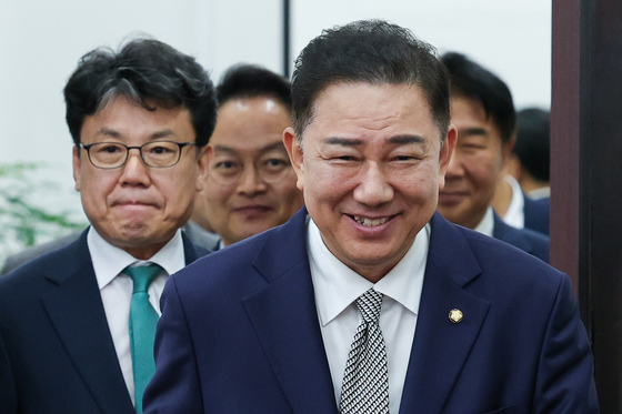 더불어민주당 김병기 대표 직무대행 겸 원내대표(오른쪽), 진성준 정책위의장이 지난 17일 오전 서울 여의도 국회에서 열린 정책조정회의에 입장하고 있다. 뉴스1