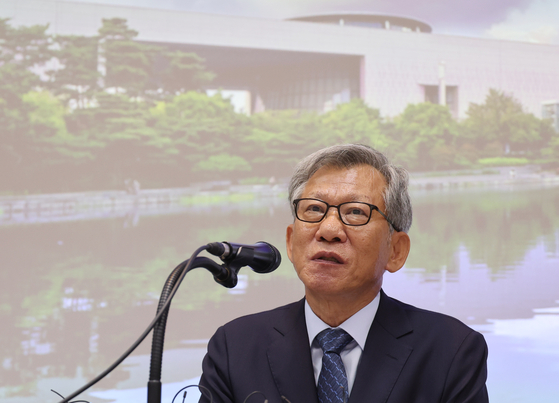 유홍준 신임 국립중앙박물관장이 24일 서울 용산구 국립중앙박물관에서 열린 기자간담회에서 소감을 밝히고 있다. 연합뉴스