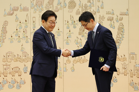 이재명 대통령이 23일 서울 용산 대통령실 청사에서 열린 임명장 및 위촉장 수여식에서 김경수 지방시대위원장에게 위촉장을 수여한 뒤 악수하고 있다. 대통령실사진기자단