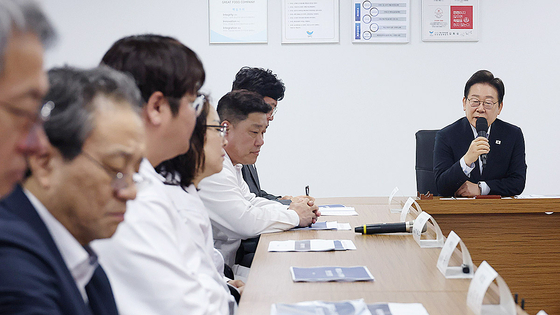  이재명 대통령이 25일 경기도 시흥시 SPC 삼립 시화공장에서 열린 산업재해 근절 현장 노사간담회에서 발언하고 있다. 대통령실사진기자단