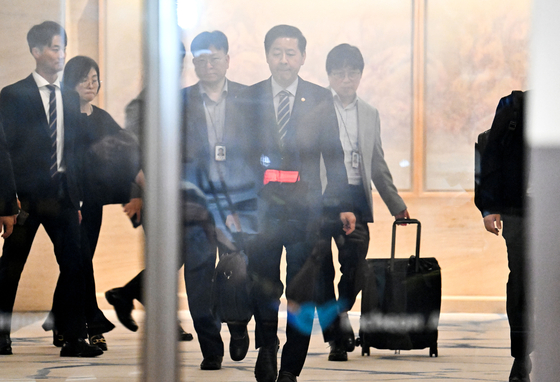 한미 간 '2+2 통상협상'을 위해 미국으로 출국하려던 구윤철 경제부총리 겸 기획재정부 장관이 24일 미국 스콧 베선트 재무장관의 긴급 일정으로 취소 연락을 받고 인천국제공항을 굳은 표정으로 나서고 있다. 연합뉴스
