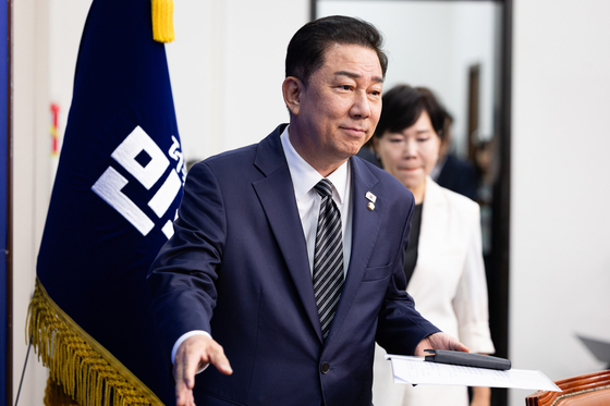 김병기 더불어민주당 당대표 직무대행 겸 원내대표가 25일 서울 여의도 국회에서 열린 최고위원회의에 참석하고 있다. 뉴스1