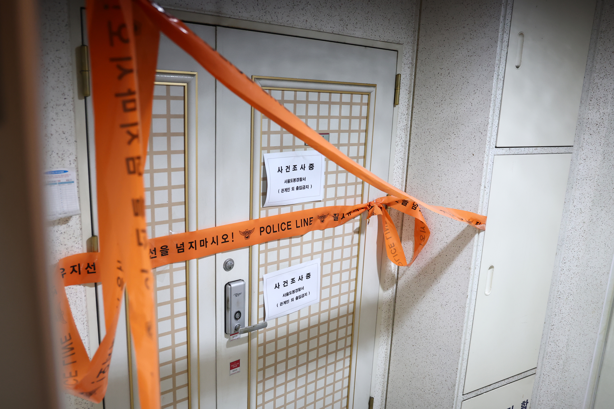 지난 21일 인천에서 사제 총기를 발사해 가족을 숨지게 한 피의자의 주거지에 폴리스 라인이 설치돼 있다. 연합뉴스