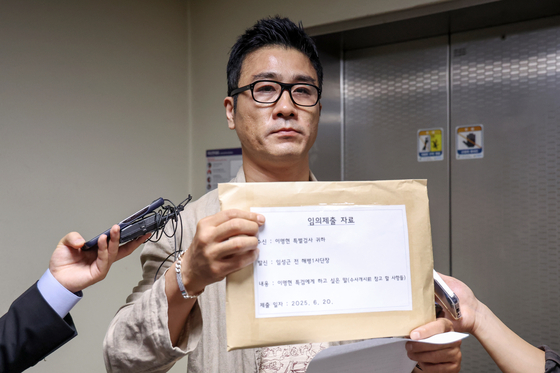임성근 전 해병대 1사단장 구명 로비 의혹의 최초 제보자라고 밝힌 이관형 씨가 지난달 20일 오전 순직 해병 수사 방해 의혹 사건 수사를 맡은 이명현 특별검사의 서울 서초구 사무실을 찾아 이 특검에게 전달하려 했던 자료를 들어보이고 있다. 이 씨는 "수사 개시 전 참고해야 할 사항을 총 15개 문서 77쪽의 자료 5부로 준비했고 임 전 사단장을 대신해 전달하려 한다"고 밝혔다. 한 편 이 특검은 이날 이 씨가 면담을 요구한 것과 관련해 "들은 바가 없기 때문에 나중에 필요하면 하겠다"고 취재진에게 입장을 밝혔다. 뉴스1