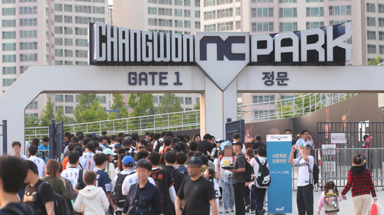 '두 달 만에 재개장' 창원NC파크 들어가는 야구팬들   (창원=연합뉴스) 정종호 기자 = 경남 창원NC파크가 외벽 구조물 추락으로 인한 야구팬 사망사고로 문을 닫았다 약 두 달 만에 재개장한 30일 오후 지역 프로야구 팬들이 구장으로 들어가고 있다. 2025.5.30   jjh23@yna.co.kr (끝)  〈저작권자(c) 연합뉴스, 무단 전재-재배포, AI 학습 및 활용 금지〉