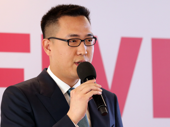 지난 2023년 6월 김동선 한화갤러리아 전략본부장이 서울 서초구 강남대로 ‘파이브가이즈 강남’에서 열린 브랜드 설명회에서 인사말을 하고 있다. 뉴스1
