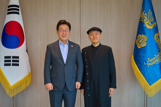 이재명 대통령이 24일 도올 김용옥 선생과 오찬을 가진 모습. 사진 대통령실