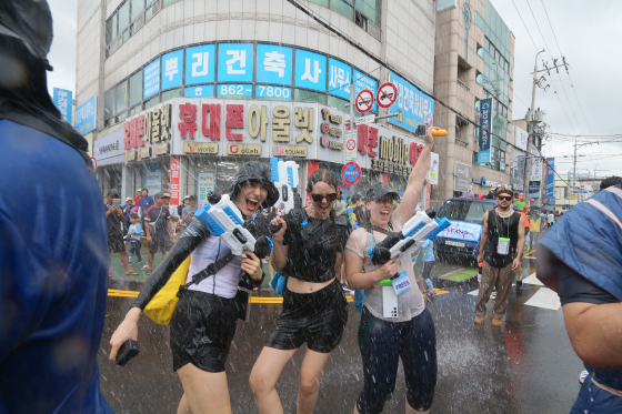 지난해 전남 장흥군 탐진강 수변공원 일대에서 열린 '2024 정남진 장흥물축제'에서 살수대첩 거리퍼레이드에 참여한 관광객들이 축제를 즐기고 있다. 사진 정남진장흥물축제추진위원회